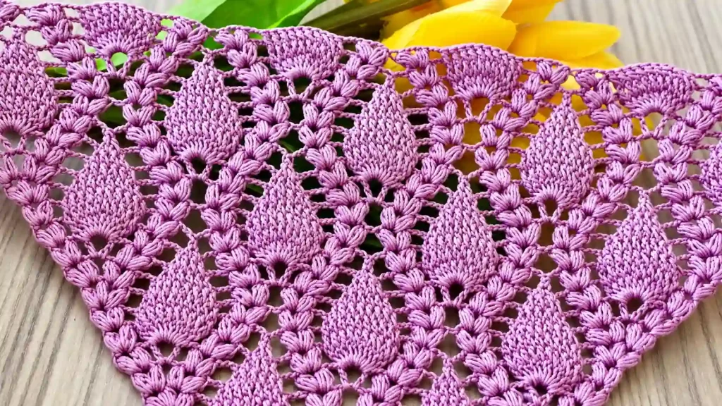 Patrón de piñas para chal y bufandas triangulares a crochet Patrón calado de piñas tejido a crochet en color lila.