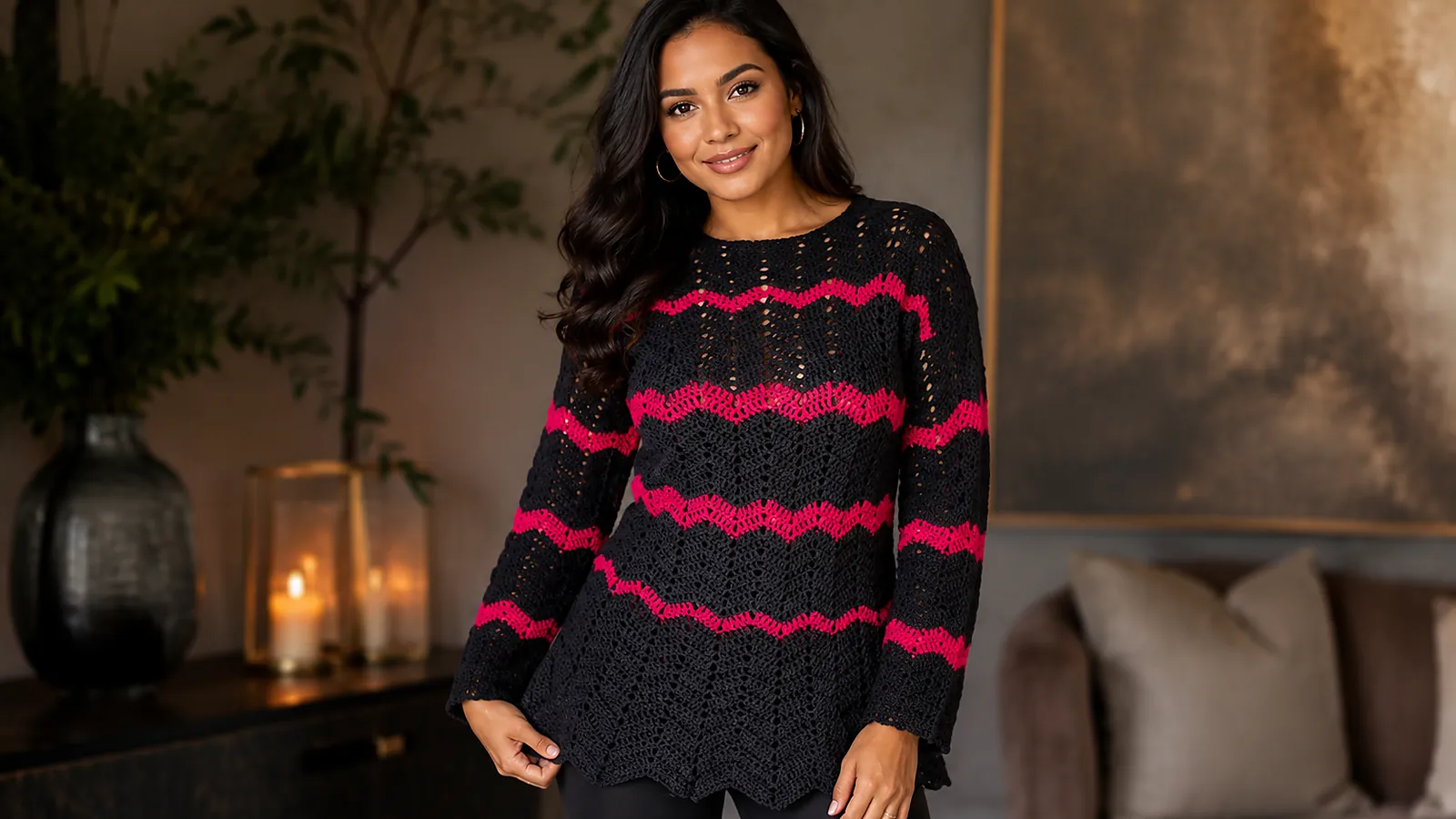Blusa negra tejida a crochet con franjas fucsias y diseño calado.