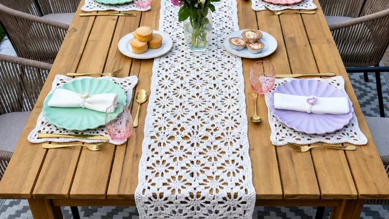 Decora tu mesa con un hermoso mantel o camino a crochet de estilo campestre