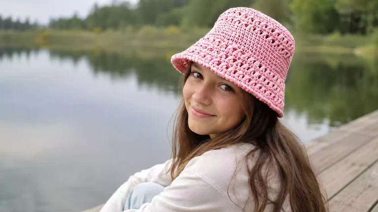Gorro pescador a crochet: el accesorio perfecto para un look fresco y juvenil 🩷🧶