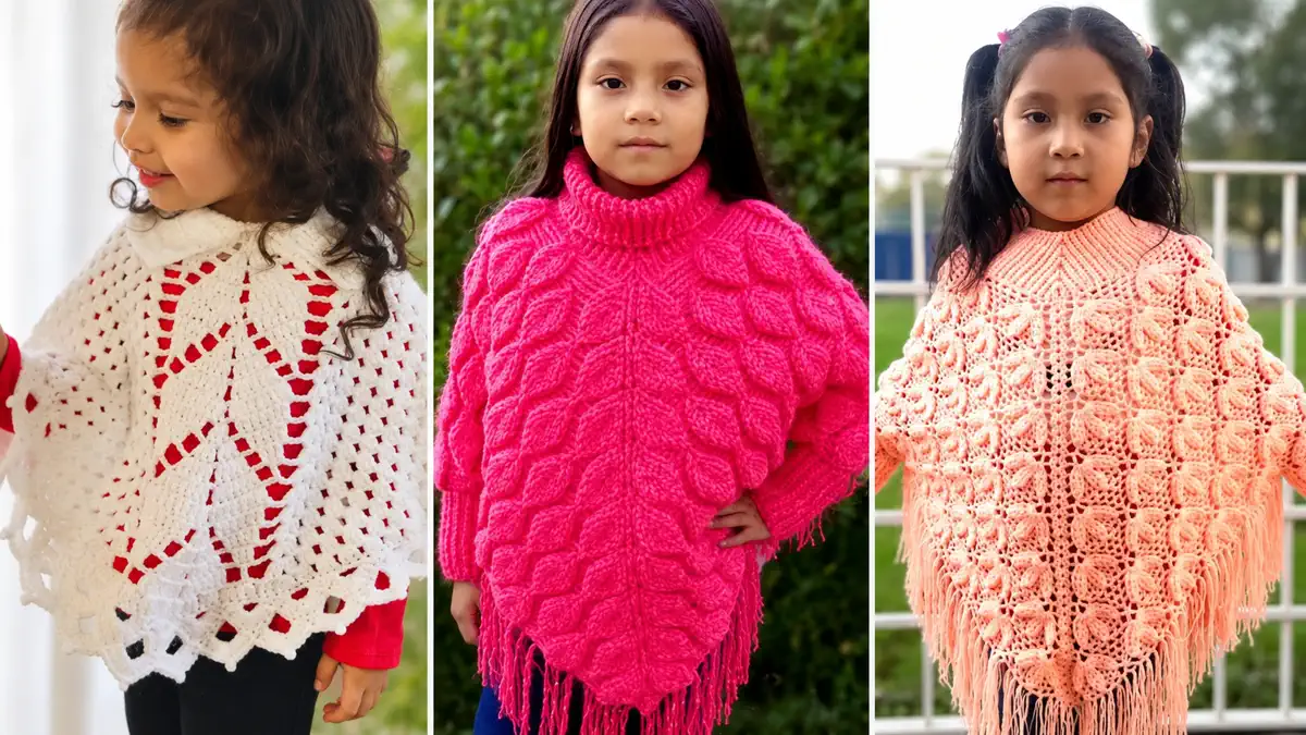 Tres niñas lucen ponchos tejidos a crochet en blanco, fucsia y durazno, con puntos calados, relieves y flecos.