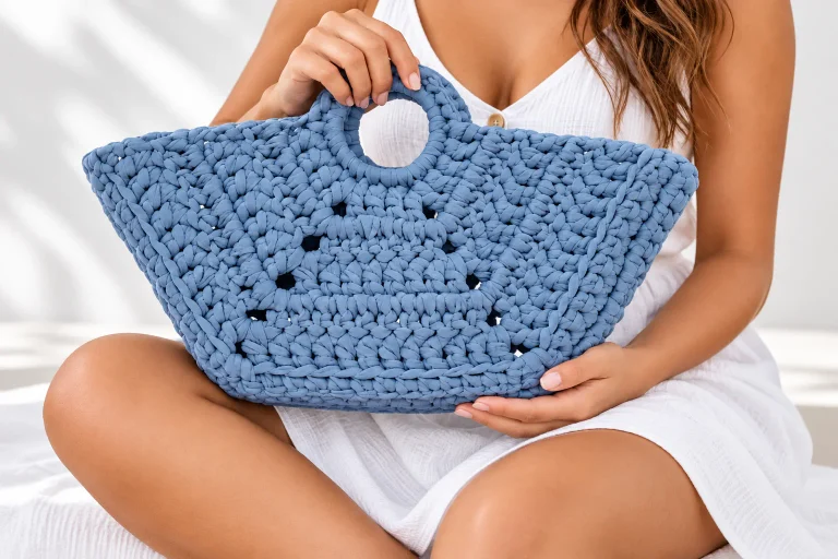 Bolso playero tipo cesta en trapillo a crochet