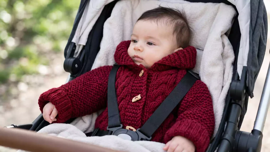 Chaqueta para bebé tejida a dos agujas con trenzas en relieve, capucha y botones delanteros