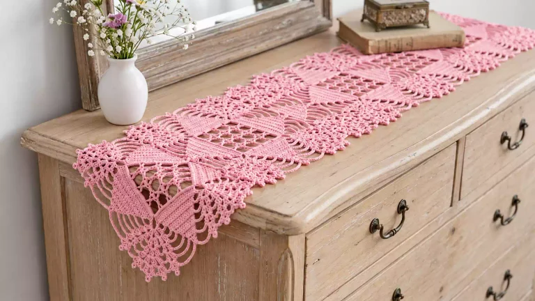 Este motivo floral a crochet puede transformar una sencilla mesa en un rincón encantador 💗